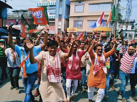 প্ৰচাৰৰ অন্তিম দিনা দুখনকৈ হেলিকপ্টাৰে ধুবুৰীত নিৰ্বাচনী প্ৰচাৰ চলালে মিত্ৰজোঁটে…