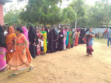 দ্বিতীয় পৰ্যায়ৰ নিৰ্বাচন, পুৱাৰে পৰা ৰাজ্যৰ বহু ভোটকেন্দ্ৰত দীঘলীয়া শাৰী