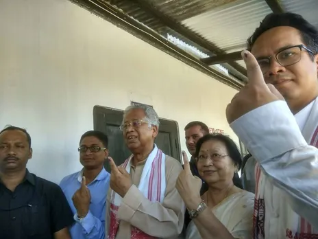 পিতৃ-মাতৃ সৈতে ভোটদান কৰিল সাংসদ গৌৰৱ গগৈয়ে…