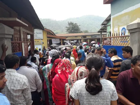 পানীখাইতি প্ৰাথমিক বিদ্যালয়ৰ ভোটগ্ৰহণ কেন্দ্ৰত অসংখ্য ভোটাৰৰ ভিৰ… VIDEO