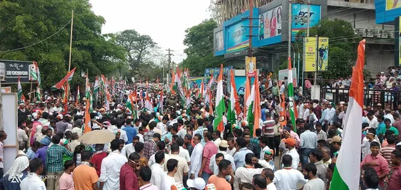 প্ৰিয়ংকা গান্ধী অহাৰ প্ৰাক মুহুৰ্তত শিলচৰৰ ক্লাৱ ৰোডত কংগ্ৰেছ সমৰ্থকৰ ভীৰ…