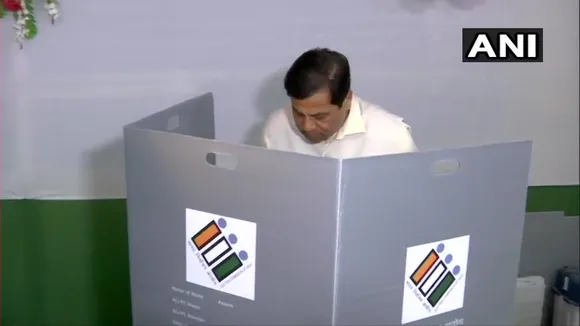 ডিব্ৰুগড়ত ভোটদান কৰিলে মুখ্যমন্ত্ৰী সোণোৱালে…