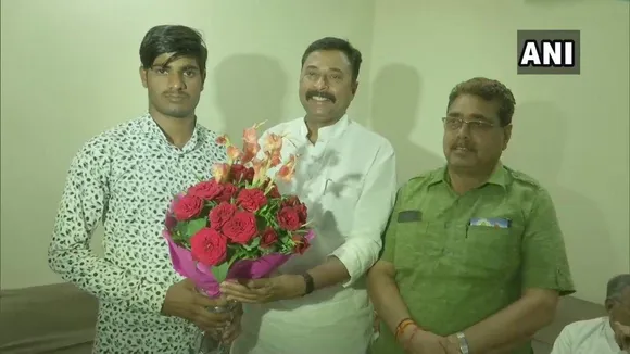 মঞ্চত কংগ্ৰেছ নেতাক বে-ইজ্জত কৰা যুৱকক বিজেপিৰ সম্বৰ্ধনা