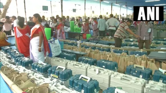 পশ্চিবংগৰ ভোটগ্ৰহণ কেন্দ্ৰত ইভিএমসহ উপস্থিত নিৰ্বাচনী বিষয়া-কৰ্মচাৰী…