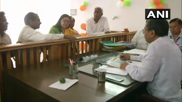 মেনকা গান্ধীয়ে দাখিল কৰিলে মনোনয়ন পত্ৰ…