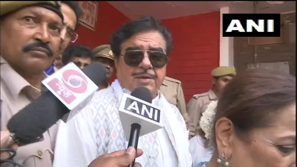 পত্নীৰ মনোনয়ন পৰ্বত উপস্থিত শত্ৰুঘ্ন, কংগ্ৰেছ প্ৰাৰ্থীৰ অভিযোগ- দলীয় অনুশাসন ভংগ কৰিছে…