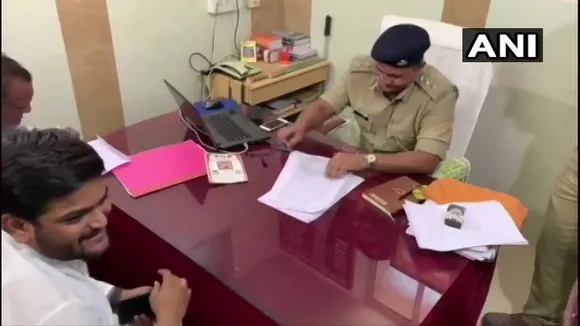 মঞ্চত ভাষণৰ মাজতে চৰিওৱা ব্যক্তিৰ বিৰুদ্ধে এজাহাৰ দাখিল হাৰ্দিকৰ