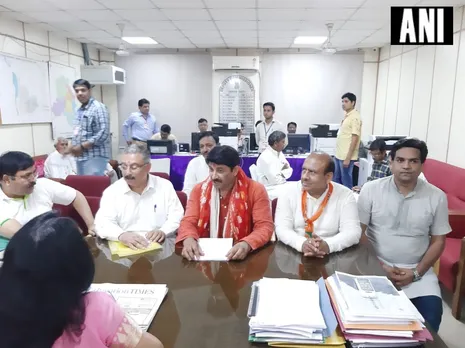 মনোনয়ন পত্ৰ দাখিল কৰিলে মনোজ তিৱাৰীয়ে…