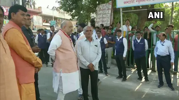গান্ধীনগৰত উপস্থিত বিজেপি প্ৰাৰ্থী অমিত শ্বাহ…