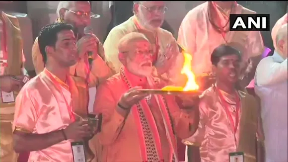 বাৰানসীৰ দশশ্বমেধ ঘাটত প্ৰধানমন্ত্ৰী নৰেন্দ্ৰ মোডীৰ পূজা অৰ্চনা