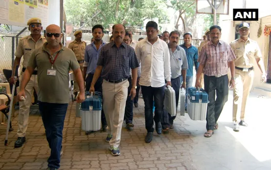 মহাৰাষ্ট্ৰত ইভিএম, ভিভিপেট লৈ ভোটগ্ৰহণ কেন্দ্ৰলৈ ৰাওনা পোলিং বিষয়া…