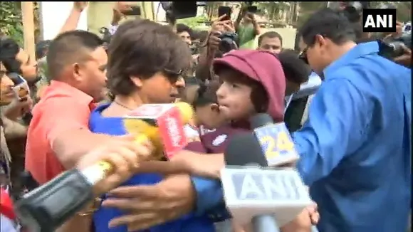 পত্নী গৌৰী খানক লগত লৈ বান্দ্ৰাত ভোটাধিকাৰ সাব্যস্ত কিং খানৰ