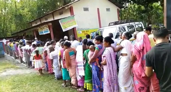 কোকৰাঝাৰত এঘণ্টা ধৰি বিকল ই ভি এম, প্ৰখৰ ৰ’দত অপেক্ষা ৰাইজৰ, চাওক VIDEO
