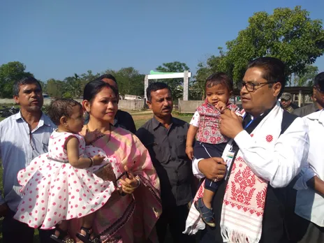 সপৰিয়ালে আহি ভোটদান কৰিলে যোৰহাট লোকসভা সমষ্টিৰ প্ৰাৰ্থী তপন কুমাৰ গগৈয়ে…