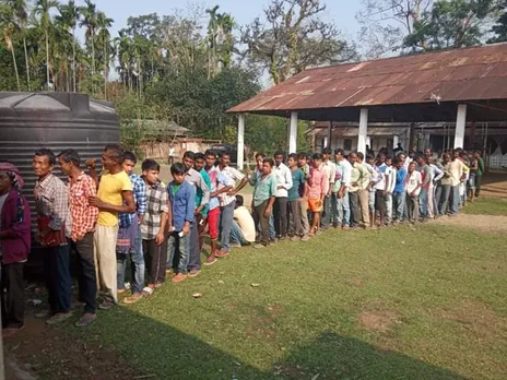 দ্বিতীয় পৰ্যায়ৰ নিৰ্বাচন, পুৱাৰে পৰা ৰাজ্যৰ বহু ভোটকেন্দ্ৰত দীঘলীয়া শাৰী