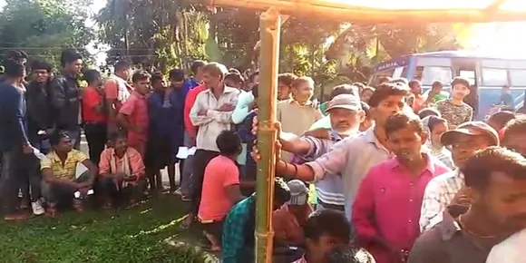 প্ৰখৰ ৰ’দকো নেওচি মথুৰাপুৰ-চৰাইদেউ বাগিচাত ভোটাৰৰ ভিৰ