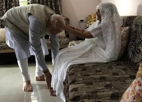 ভোটাদানৰ পূৰ্বে মাতৃৰ ভৰি চুই আশীৰ্বাদ ল’লে প্ৰধানমন্ত্ৰী মোডীয়ে…