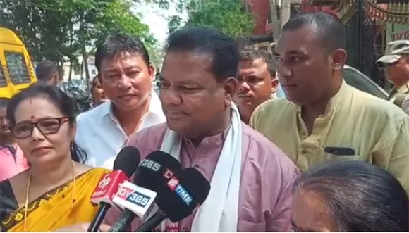 প্ৰাক্তন ডিজিপিৰে ভোট ইভিএমে বেলেগত দিয়া দেখুৱাইছে, এয়া চিন্তনীয়ঃ ৰিপুন বৰা, VIDEO