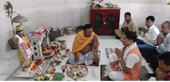 পুৱাই মঙলদৈ সনাতন বিষ্ণু মন্দিৰত পূজা অৰ্চনাত ব্যস্ত দিলীপ শইকীয়া