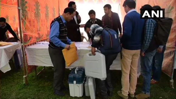 সোমবাৰে পঞ্চম পৰ্যায়ৰ নিৰ্বাচনৰ ভোটগ্ৰহণ, জম্মু-কাশ্মীৰৰ ভোটকেন্দ্ৰলৈ ৰাওনা পুলিং বিষয়া