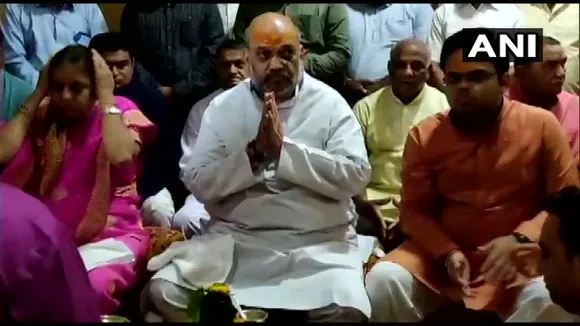 পুৱাই গুজৰাটৰ সোমনাথ মন্দিৰ দৰ্শন অমিত শ্বাহৰ