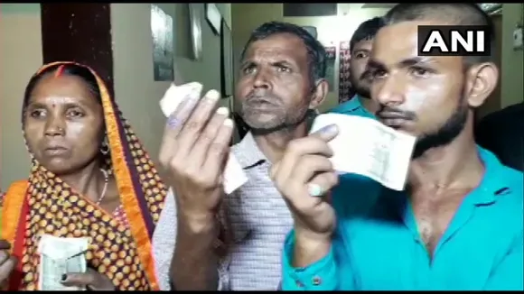 ভোটগ্ৰহণৰ এদিনৰ পূৰ্বেই বিজেপি কৰ্মীয়ে ভোটাৰৰ আঙুলিত দিলে চিঞাহী!
