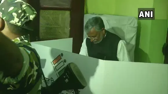 বিহাৰৰ উপ মুখ্যমন্ত্ৰী সুশীল মোডীৰ ভোটদান