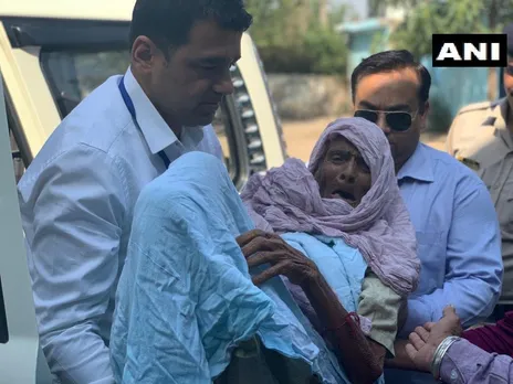 মহকুমা দণ্ডাধীশে কোলাত তুলি ভোটকেন্দ্ৰলৈ লৈ আহিল বিশেষভাৱে সক্ষম বৃদ্ধাক…