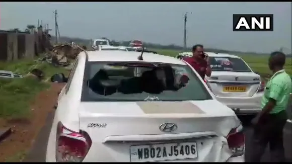 পশ্চিম বংগত পুনৰ বিজেপি প্ৰাৰ্থীৰ বাহনত আক্ৰমণ