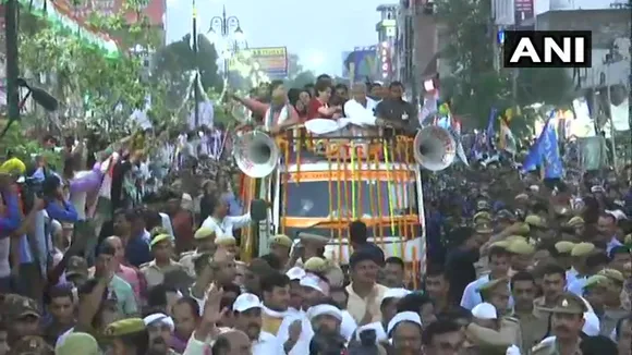 বাৰানসীত প্ৰিয়ংকা গান্ধীৰ বিশাল ৰোড শ্ব’
