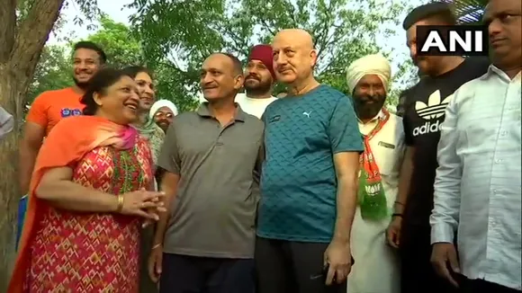 অভিনেত্ৰী, সাংসদ কিৰণ খেৰৰ হৈ নিৰ্বাচনী প্ৰচাৰ অভিনেতা স্বামী অনুপম খেৰৰ