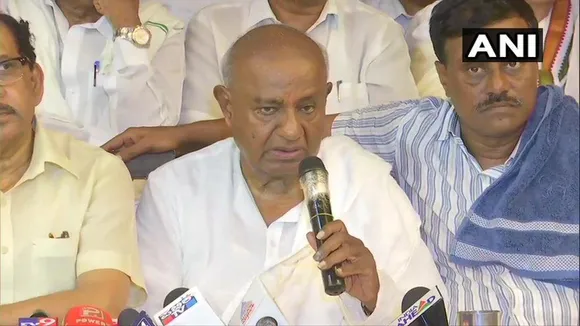 কৰ্ণাটকৰ টুমকুৰত পিছ পৰি ৰৈছে প্ৰাক্তন প্ৰধানমন্ত্ৰী এইছ ডি দেৱগৌড়া