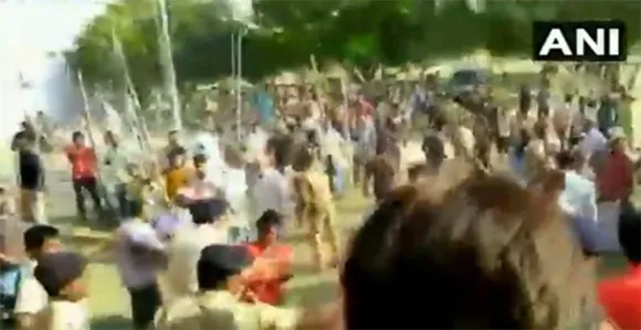 বিহাৰত উত্তপ্ত পৰিস্থিত! ভোটকেন্দ্ৰৰ সন্মুখত বিজেপি প্ৰাৰ্থীৰ ওপৰত আক্ৰমণ… VIDEO