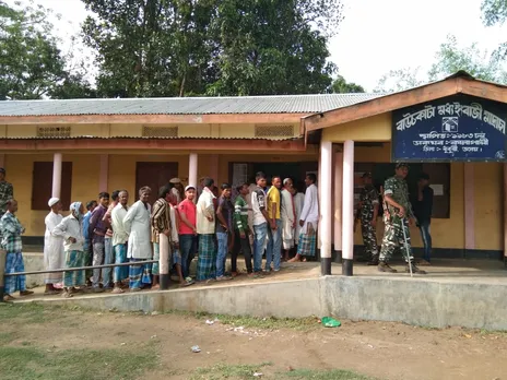 ধুবুৰীৰ ৫ টা ভোটকেন্দ্ৰত শান্তিপূৰ্ণভাৱে চলি আছে ভোটগ্ৰহণ…