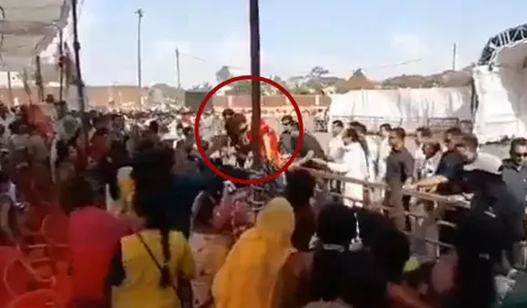 মঞ্চৰ পৰা নামি জনতাৰ মাজলৈ বেৰিকেডৰ ওপৰেৰে পাৰ হৈ গ’ল প্ৰিয়ংকা, ভাইৰেল VIDEO…