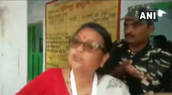 পশ্চিমবংগত টিএমচি প্ৰাৰ্থী আৰু নিৰাপত্তাৰক্ষীৰ মতবিৰোধ, VIDEO