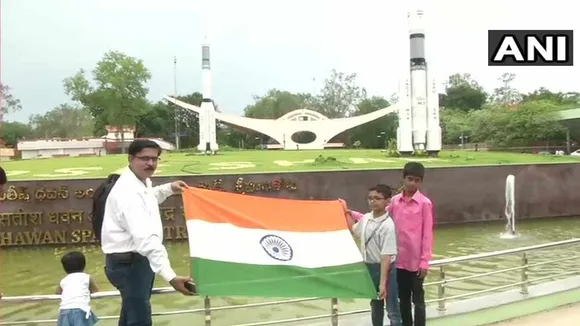 চন্দ্ৰযান-২ উৎক্ষেপনৰ দৃশ্য চাবলৈ দৰ্শকৰ ভিৰ, অনলাইনযোগে ৭৫০০ জনে কৰিলে পঞ্জীয়ন…