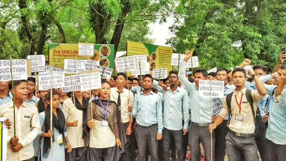শিক্ষকৰ পিছত এইবাৰ শিক্ষামন্ত্ৰী হুচিয়াৰ ধ্বনিৰে ৰাজপথত হাজাৰ হাজাৰ ছাত্ৰ-ছাত্ৰী