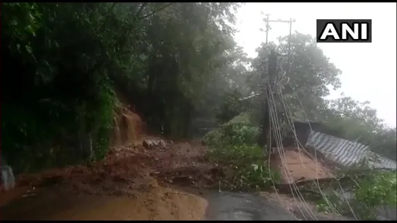 মেঘালয়ত ধাৰাসাৰ বৃষ্টিপাতঃ ভূমিস্খলন-কৃত্ৰিম বানে জীয়াতু ভোগাইছে ৰাইজক…