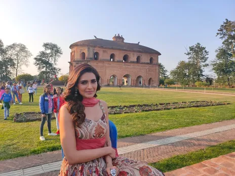 ৰংঘৰৰ বাকৰিত বলিউদৰ মোহময়ী অভিনেত্ৰী কৰিশ্মা তন্না, কিয়? চাওঁক VIDEO…
