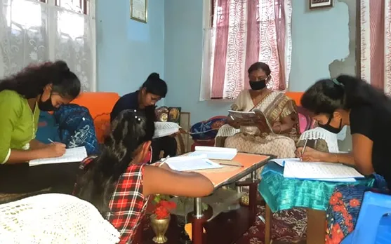 অনলাইন শিক্ষাৰ বাবে মোবাইল নথকা গ্ৰামাঞ্চলৰ শিক্ষাৰ্থীক ঘৰতে পাঠদান টংলাৰ এগৰাকী শিক্ষয়ত্ৰীৰ…