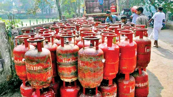 জুলাইৰ প্ৰথম দিনটোতে জনতাৰ মুৰত মাধমাৰঃ বৃদ্ধি পালে চিলিণ্ডাৰৰ মূল্য…