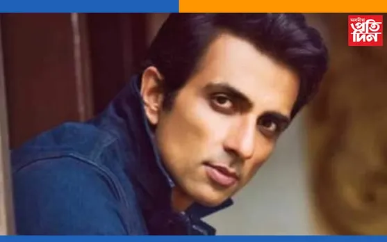 কলকাতাৰ এখন পূজা মণ্ডপত আন দেৱ-দেৱীৰ লগতে অভিনেতা চনু সুদৰ মূৰ্তি …