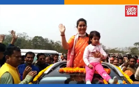 বটদ্ৰৱা সমষ্টিৰ দলংঘাটৰ পৰা যাত্ৰা আৰম্ভ কৰি আঙুৰলতাৰ মনোনয়ন পত্ৰ দাখিল…