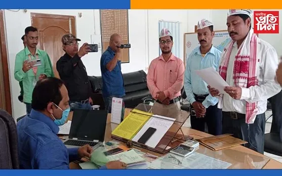 বোকাখাতত আম অ‍াদমি পাৰ্টিৰ প্ৰাৰ্থী আৰ টি আই কৰ্মী বিজয় কুটুমৰ মনোনয়ন পত্ৰ দাখিল…