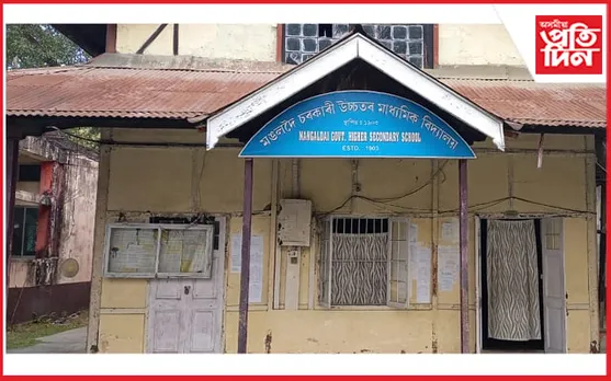 ১১৮ বছৰীয়া শিক্ষানুষ্ঠানৰ উচুপনি শুনে কোনে? খালী হৈ আছে ৩৩ টা পদ, ছাত্ৰ-ছাত্ৰীৰ ছান্দা তুলি ভাড়াতীয়া শিক্ষকৰ জৰিয়তে পাঠগ্ৰহণ…