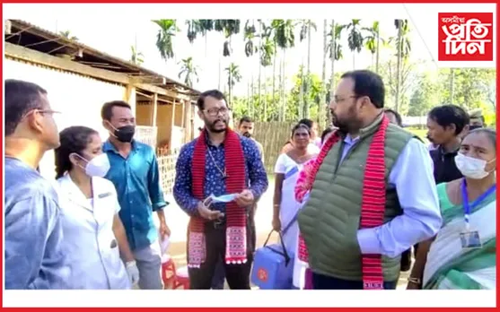 স্বাস্থ্যকৰ্মী,আশাকৰ্মীক লগত লৈ কলিয়াবৰত ঘৰে ঘৰে ভেকচিন প্ৰদান স্বাস্থ্যমন্ত্ৰী কেশৱ মহন্ত…