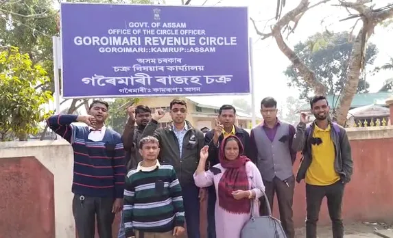 গৰৈমাৰীত ক’লাবেজ পৰিধান কৰি সাংবাদিকৰ প্ৰতিবাদ