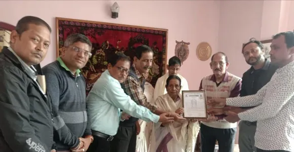 প্ৰয়াত ডা° দিলীপ বৰুৱাৰ বাসগৃহত কবি সন্মিলনৰ সমবেদনা