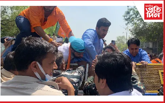 দিল্লীৰ মুখ্যমন্ত্ৰী অৰবিন্দ কেজৰিৱালৰ বাসগৃহত আক্ৰমণ…